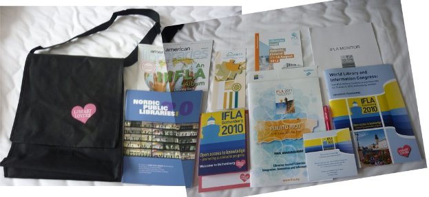 Eine Tasche mit den Worten "Bibliotheksliebhaber" und einigen Büchern auf einem Bett.