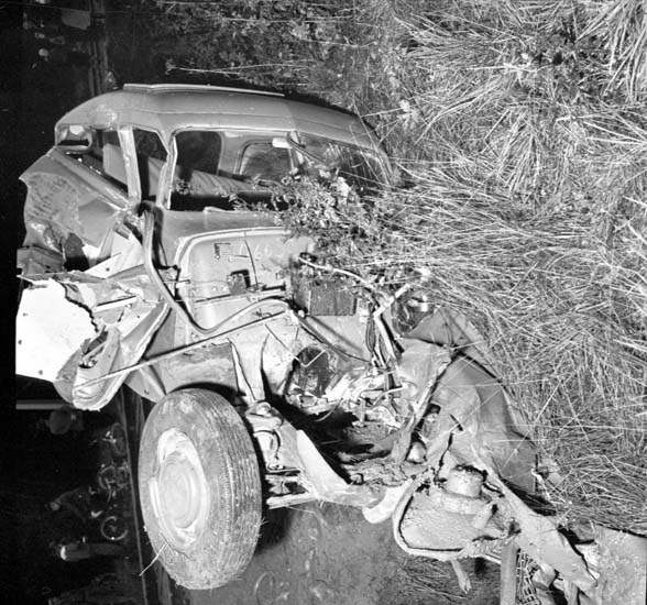 POL-RBK: Rosrath - Pkw prallt frontal gegen Baum - Fahrer schwer verletzt