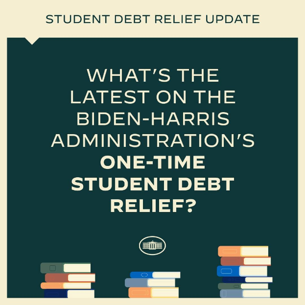 Plakat mit der Aufschrift "Was gibt es Neues zum Einmal-Studenten-Darlehen der Biden-Harris-Verwaltung?" über einem Bild von Büchern, das eine Diskussion über die Entschäftung von Studentendarlehen anzeigt.