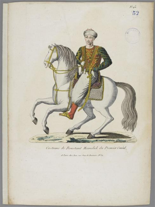 Ein Mann in einem farbenfrohen, detailreichen Kostüm der Premier-Court reitet auf einem weißen Pferd, das mit Sattel und Zaumzeug geschmückt ist, mit Text auf einem nahen Papier.