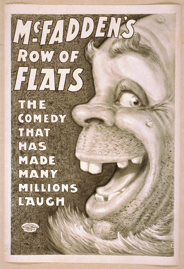 Plakat einer lachenden Person mit wilden Haaren vor gelbem Hintergrund, wirbt für "McFadden's Row of Flats: Die Komödie, die viele Millionen zum Lachen gebracht hat."
