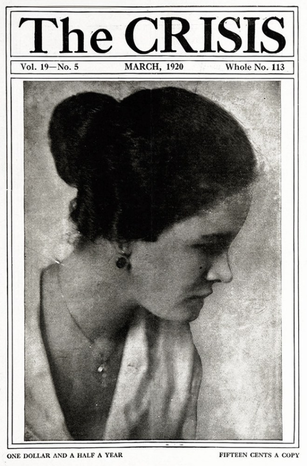 Schwarzes und weißes Porträt einer Frau auf dem Cover einer Zeitschrift, die ein weißes Kleid und einen gemusterten Schal trägt, mit der Aufschrift "Die Krise".