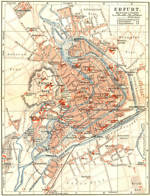 Ein detaillierter alter Stadtplan von Erfurt, Deutschland, der Straßen, Gebäude und Sehenswürdigkeiten zeigt, mit Text oben und unten auf dem Papier.
