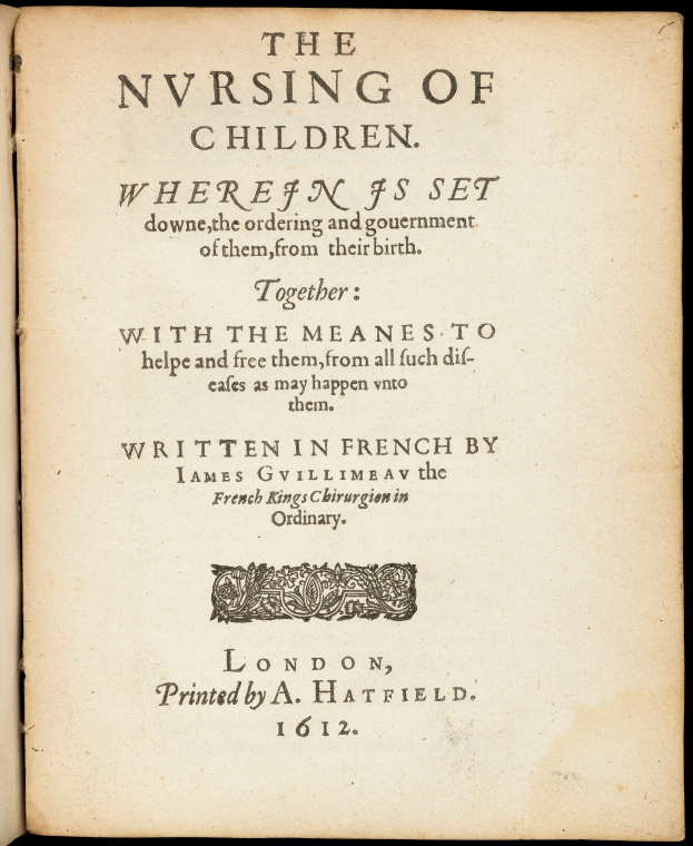 Ein offenes, abgenutztes Buch mit dem Titel "Die Pflege von Kindern" und zerfransten Seitenrändern, schwarzer Kursivschrift und einem dünnen schwarzen Rahmen um den Titel auf einem weißen Hintergrund.