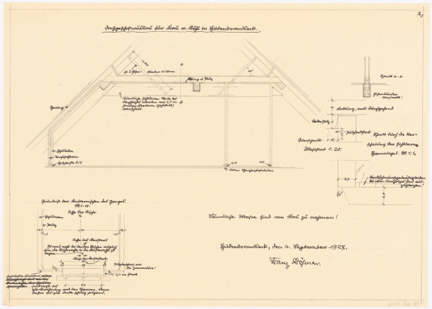 Schwarz-weißes Architekturzeichnen eines Hauses mit einem Dach mit First, beschriftet als erster Grundriss, begleitet von detailliertem Text und strukturellen Anmerkungen.