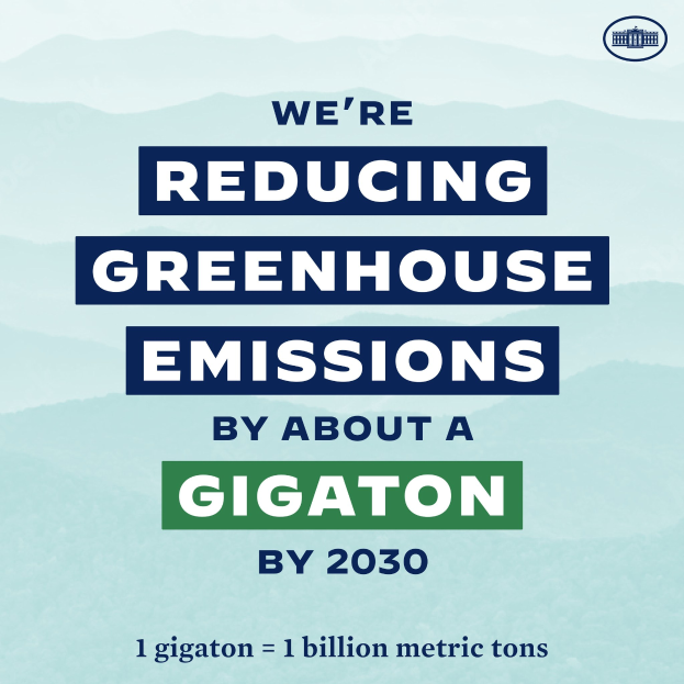 Plakat mit Text und Logo, das "Wir reduzieren die Treibhausgasemissionen bis 2030 um etwa eine Gigatonne" verkündet und für die Reduzierung der Treibhausgasemissionen bis 2030 wirbt.