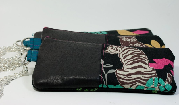 Geldbörsen liegen auf einem Tisch.