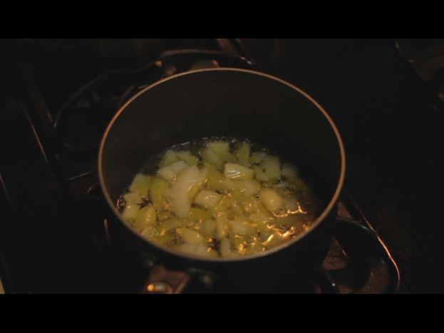 Ein Herd mit einem Topf darauf.