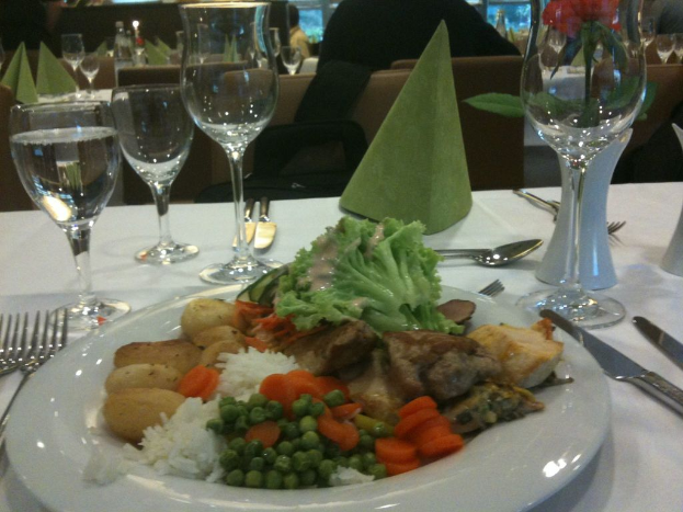 Ein Teller mit Weingläsern auf einem Tisch.