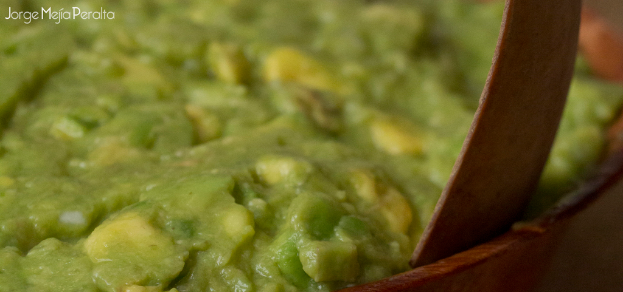 Ein Lebensmittel befindet sich in einem Behälter.