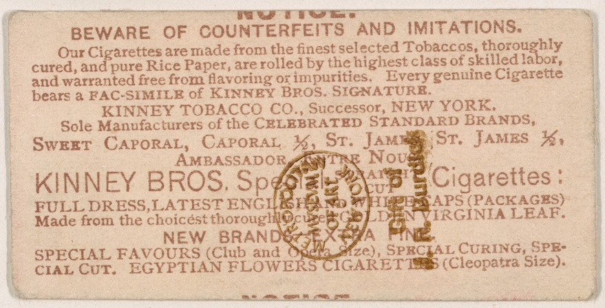 Papier mit schwarzem Text auf weißem Hintergrund und einem kreisförmigen Stempel mit der Aufschrift "Vorsicht vor Fälschungen und Imitationen - Kinney Bros. Zigaretten".