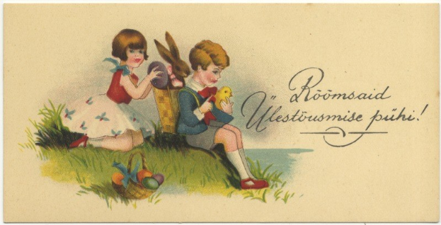 Zwei Kinder sitzen auf dem Gras, eines hält einen Korb mit Ostereiern und das andere ein Spielzeug, im Hintergrund ein Plakat mit Text.