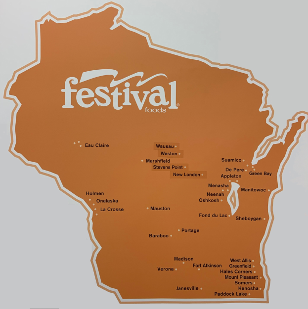 Ein lebendiger Plakatentwurf mit einer Wisconsin-Landkarte voller verschiedener Früchte, Gemüse und Snacks, auf der der Text 'Festival Foods' deutlich zu sehen ist.