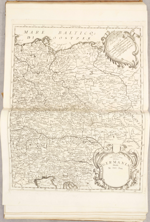 Ein altes Buch mit einer detaillierten Karte von Deutschland, die verschiedene Regionen zeigt, und begleitenden Text, der zusätzliche Informationen bietet.