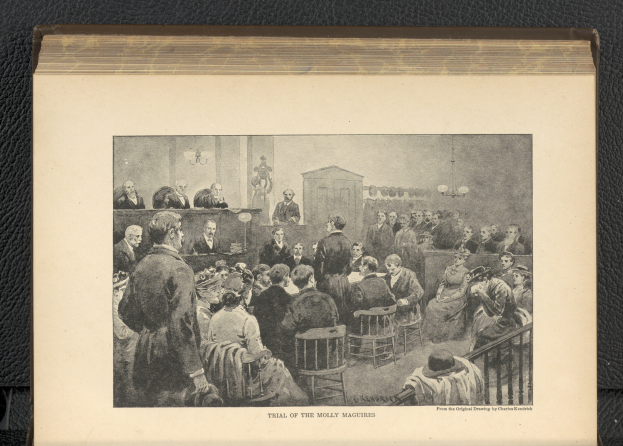 Eine Schwarz-Weiß-Zeichnung einer Gerichtsszene mit sitzenden und stehenden Menschen, Kronleuchtern an der Decke und Text unten, der 'Prozess der Molly Maguires' lautet.