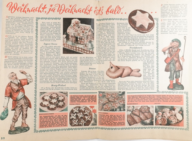 Ein aufgeschlagenes Buch auf einer weißen Oberfläche, das Bilder von Menschen und Lebensmitteln sowie beschreibenden Text zeigt.