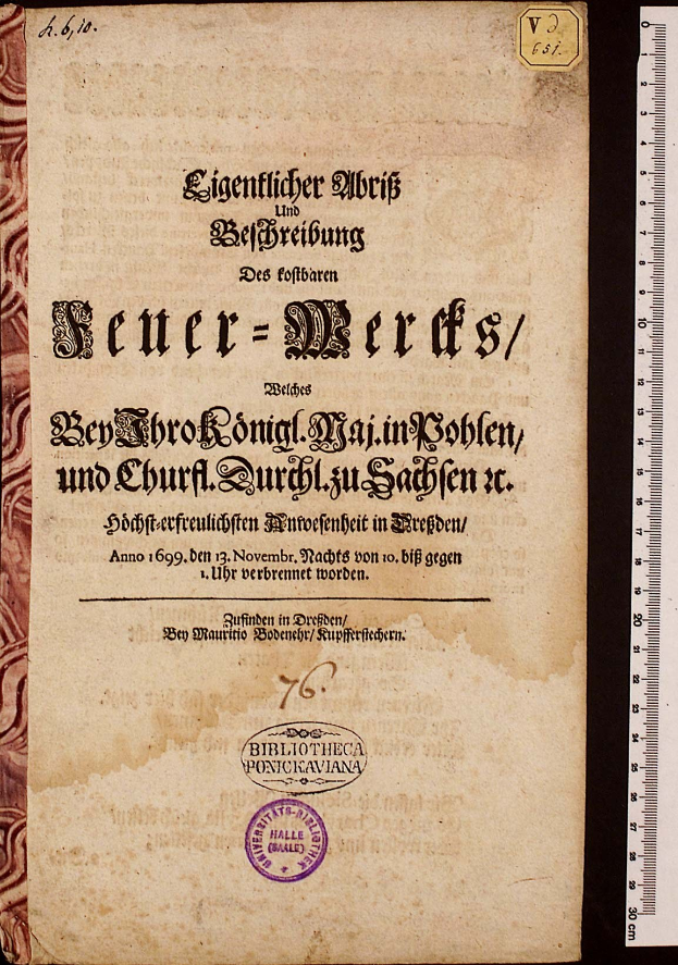 Ein schwarzer Hintergrund zeigt ein altes Buch mit dem Titel "Bibliotheca Ponckaviana 1699-1810" mit sichtbarem Text und einem Stempel sowie einem Lineal.