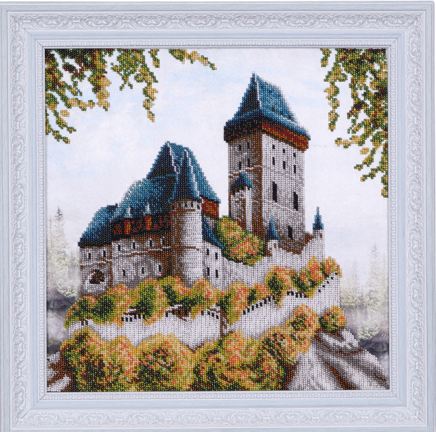 Ein Holzrahmenhaus steht auf einer Baustelle, mit sichtbaren Balken und Stützen.