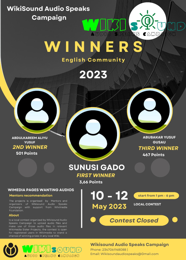 Ein buntes Plakat mit einem blauen Hintergrund und gelber und weißer Schrift, die in fetter Schrift "Gewinner" lesen, mit mehreren lächelnden Menschen in der Mitte.