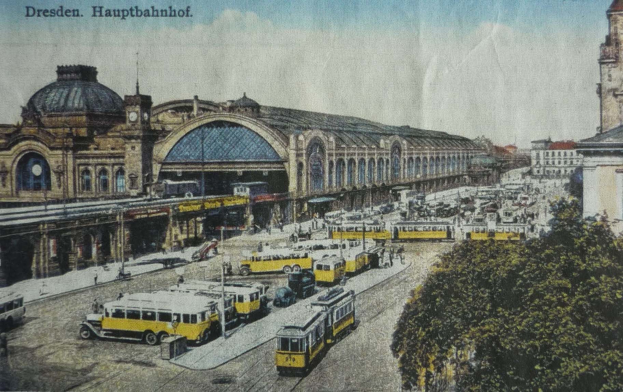 Schwarz-weiß-Postkarte des Dresdner Hauptbahnhof Bahnhofs in Deutschland, zeigt eine belebte Straßen Szenerie mit Fahrzeugen, Fußgängern, Bäumen, Gebäuden und einem bewölkten Himmel.