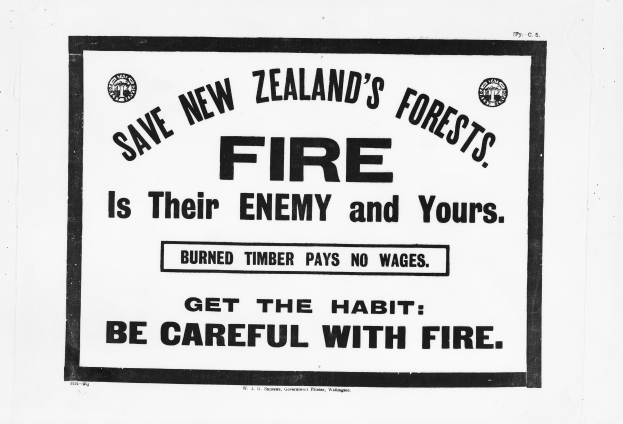 Ein Schwarz-Weiß-Plakat mit der Aufschrift "Schützt Neuseelands Wälder, Feuer ist ihr Feind und der deine."