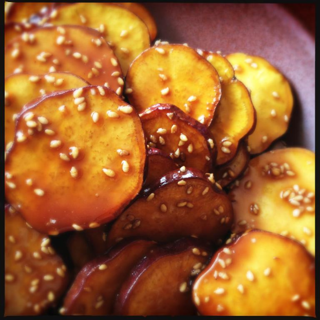 Eine Vielfalt an Lebensmitteln zusammengestellt.