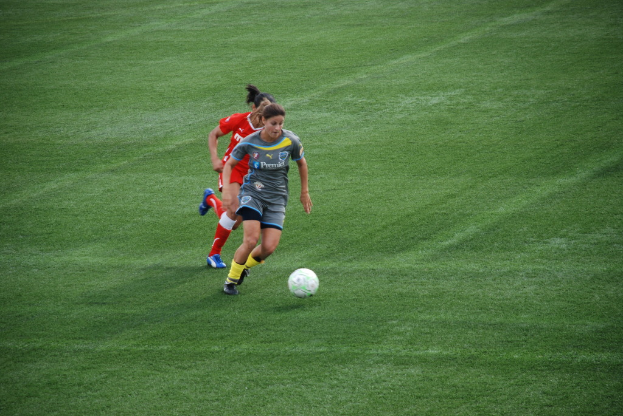 Frauen und ein Ball auf dem Boden.
