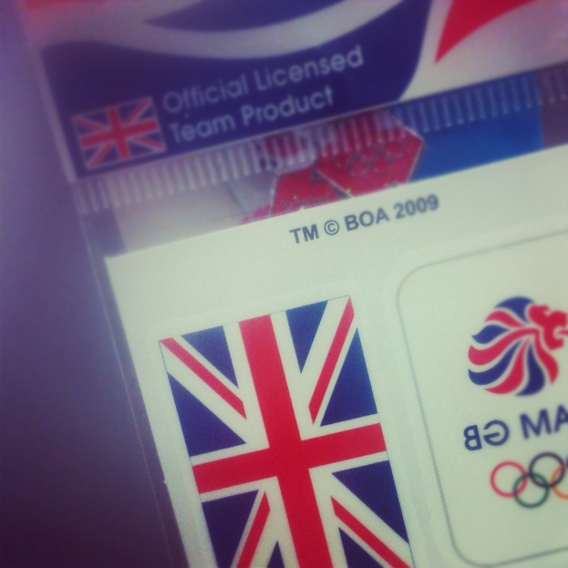 Ein Nahaufnahme eines Ausweises mit der amerikanischen Flagge und dem Text "Critical Licence."