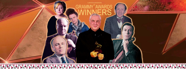 Eine Gruppe l├Ąchelnder Menschen auf einer B├╝hne, einer h├Ąlt eine Auszeichnung, mit "Grammy Awards Gewinner"-Text und einem Design unten.