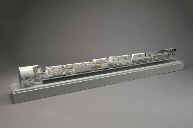 Ein detailliertes Modell eines großen Wasserstoff-Brennstoffzellensystems, einschließlich eines Kraftstofftanks, eines Filters und einer Einspritzdüse, das auf einer weißen Oberfläche dargestellt ist.