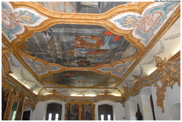 Das Bild zeigt architecturtechnische Zeichnungen eines Dachs und der rechten Seitenwände einer Struktur.