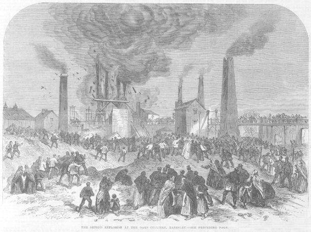 Schwarze und weiße Zeichnung einer Menge vor einer Fabrik mit Rauch aus Schornsteinen und Häusern im Hintergrund, betitelt "Die zweite Explosion im Oaks Colliery, Bakersley, England."