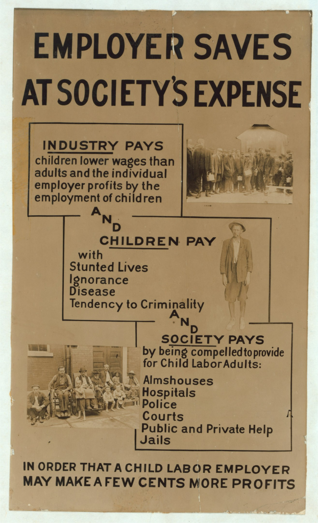 Plakat mit fettem schwarzem Text "Arbeitgeber spart auf Kosten der Gesellschaft" auf einem hellgelben Hintergrund, das eine vielfältige Gruppe von lächelnden Menschen in einem weißen Rahmen zeigt.