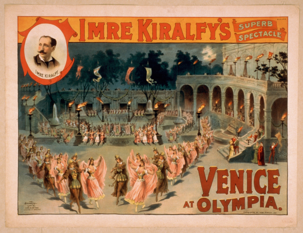 Plakat für Imre Kiralfys Super-Spektakel in Venedig bei Olympia, das kostümierte Menschen vor einem gebogenen und säulenartigen Gebäude mit Laternen und Bäumen im Hintergrund zeigt.