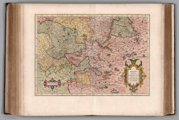 Ein aufgeschlagenes Buch, das eine detaillierte Karte von Deutschland mit ihren verschiedenen Regionen zeigt, begleitet von beschreibendem Text.