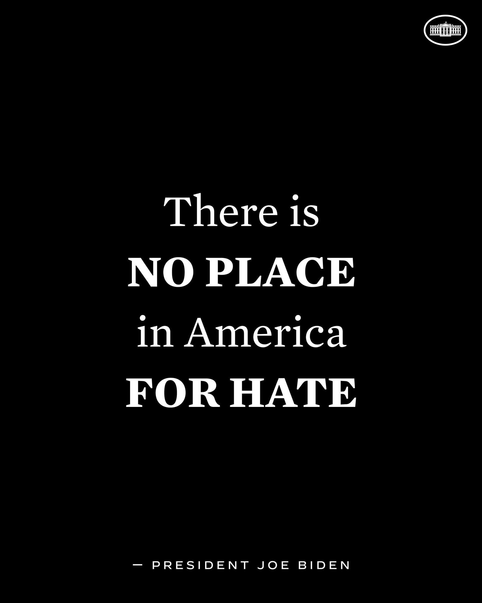 Ein schwarzer Hintergrund mit fetter weißer Schrift, die den Satz "Es gibt keinen Platz in Amerika für Hass" zeigt, ein Zitat von Präsident Joe Biden.