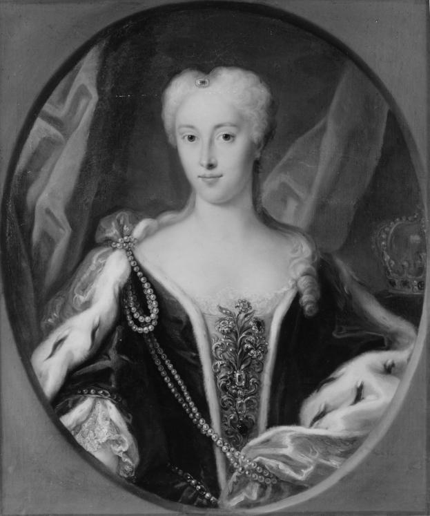 Schwarz-weiß-Porträt einer Frau in einem prunkvollen Kleid mit detaillierten Verzierungen, die eine klassische Hochsteckfrisur trägt und mutmaßlich Königin Elizabeth I. von England ist.