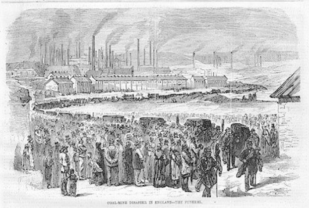 Schwarz-weiß-Zeichnung von Menschen, die vor einem Fabrikgebäude mit Häusern und Rauch aus Schornsteinen stehen, mit dem Text "Kohlebergbau-Katastrophe in England das Ende" unten.