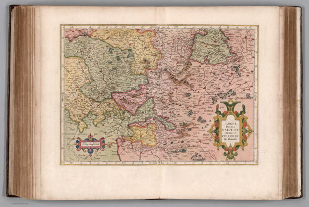 Ein aufgeschlagenes Buch, das eine detaillierte Karte von Deutschland mit ihren verschiedenen Regionen zeigt, begleitet von beschreibendem Text.