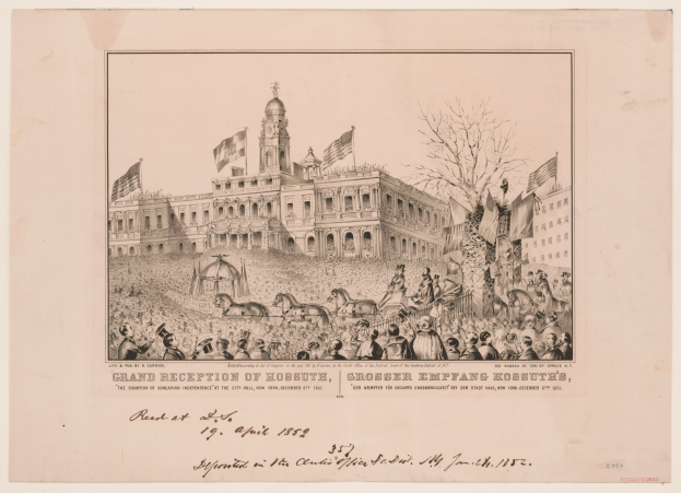 Eine Zeichnung eines großen Gebäudes mit einer Menschenmenge davor, umgeben von Bäumen und Flaggen, mit Text unten, der lautet "Große Empfang von Hobbsville, dem Champion der Stadt Unabhängigkeit von New York, 1859".
