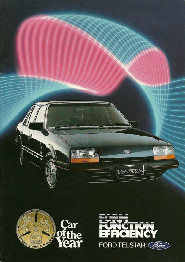 Ein schwarzes Auto mit Scheinwerfern und Nummernschild mit Text und Lichteffekten.