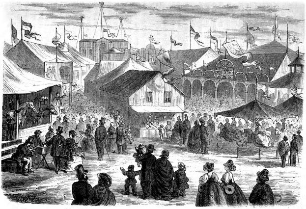 Ein Schwarz-Weiß-Zeichnung eines pulsierenden viktorianischen Karnevals in London, England, mit einer Menge Menschen, Zelten, Gebäuden, Flaggen und Polen unter einem Himmel.