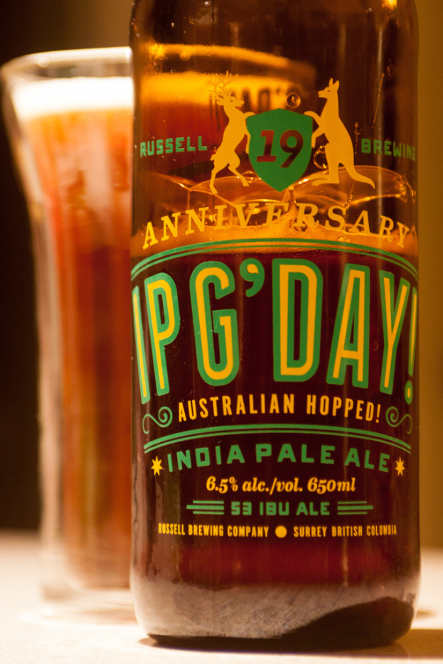 Eine Weinflasche und ein Glas Wein stehen auf einem Tisch.