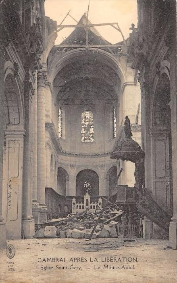 Schwarz-weißes Foto einer zerstörten Kircheninnenseite mit beschädigten Säulen, Bögen und Fenstern, beschriftet mit 'Cambrai Apres La Liberation'.
