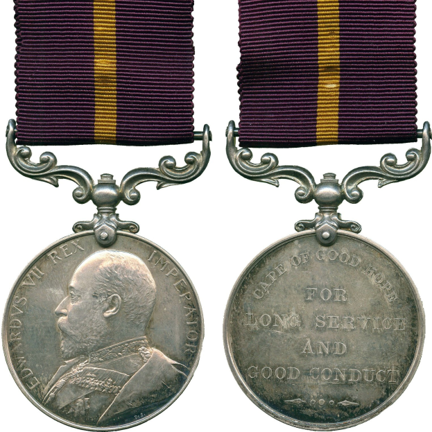 Silberne Medaille mit lila und gelbem Band, mit einem linken Portrait und rechten Text 'Langjähriger treuer Dienst'.