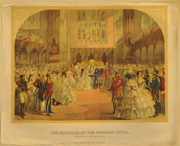 Eine Gruppe von Menschen, die vor einer Wand mit Rahmenfotos stehen, mit Text unten, der 'Die Hochzeit der Princess Royal' liest.