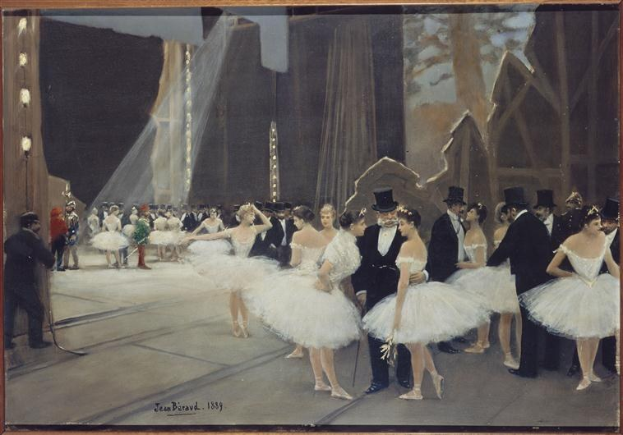 Ein Gemälde namens "Tanz an der Oper" von Jean Beraud aus dem Jahr 1889, das eine Gruppe von Tänzern in weißen Tutus und Hüten auf einer Bühne zeigt, die von Lampen beleuchtet wird und von einem Photo Rahmen umgeben ist.