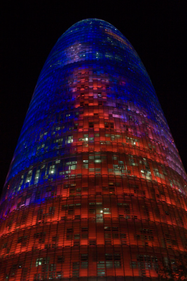 Ein Gebäude ist in der Mitte des Bildes zu sehen.