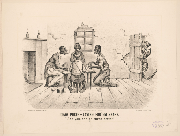 Gruppe von Menschen, die um einen Tisch Poker spielen, mit einer Wand, einem Fenster, einer Tür und diversen Gegenständen im Hintergrund, Text unten lautet "Draw Poker - Laying for 'em Sharp".