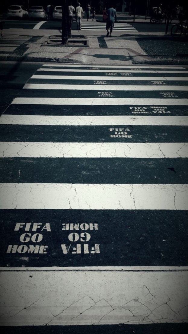 Menschen überqueren eine Zebrastreifenfurt, während Autos in der linken oberen Ecke zu sehen sind.